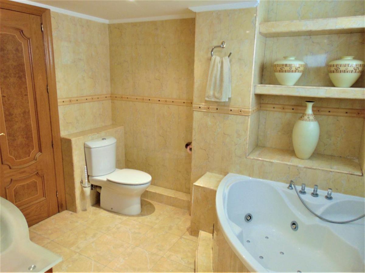 פואנגירולה Beachfront, Two Bed- & Bathrooms, Private Parking מראה חיצוני תמונה