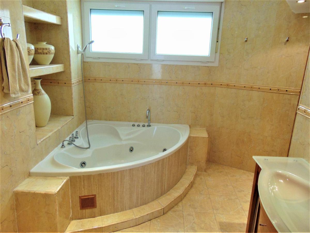 פואנגירולה Beachfront, Two Bed- & Bathrooms, Private Parking מראה חיצוני תמונה