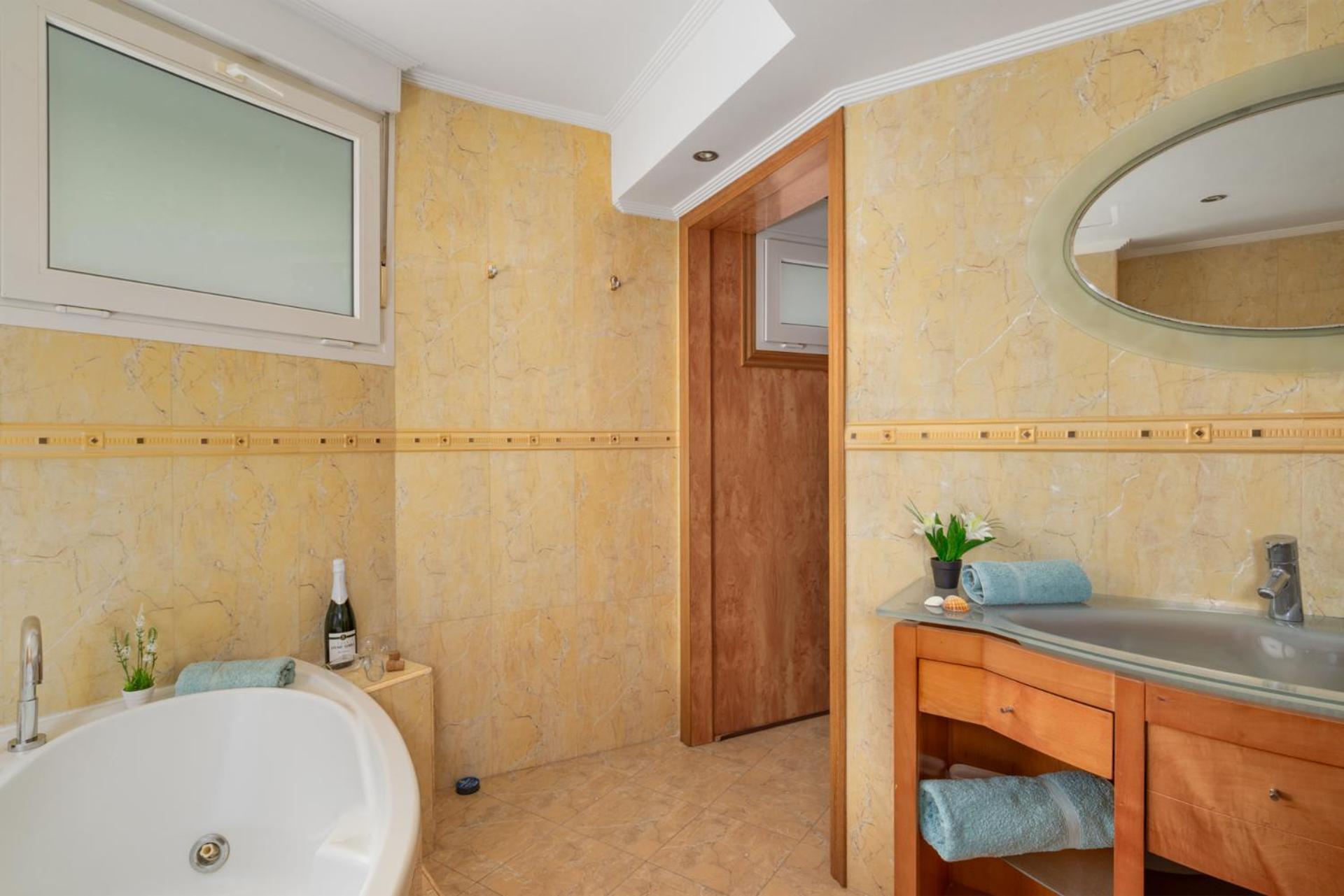 פואנגירולה Beachfront, Two Bed- & Bathrooms, Private Parking מראה חיצוני תמונה