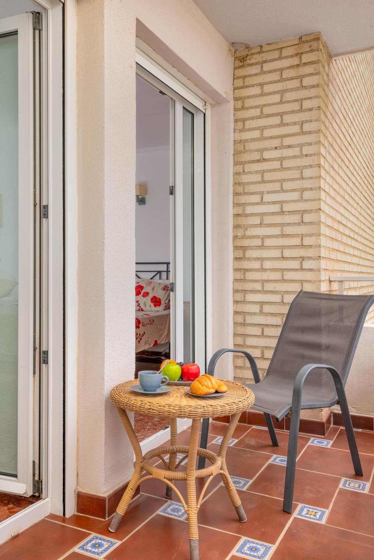 פואנגירולה Beachfront, Two Bed- & Bathrooms, Private Parking מראה חיצוני תמונה